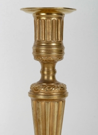 Paire de flambeaux à décor de cannelures en bronze ciselé doré époque Louis XVI vers 1780