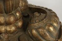 Intéressant bout de canapé du début du XIXème siècle, piètement décoré de coquillages en bois sculpté et doré.