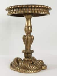 Intéressant bout de canapé du début du XIXème siècle, piètement décoré de coquillages en bois sculpté et doré.