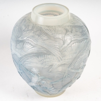 René LALIQUE : Vase &quot;ARCHERS&quot; Opalescent