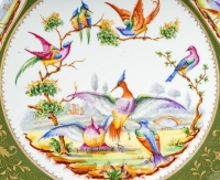 Un plat aux oiseaux polychromes par Le Tallec