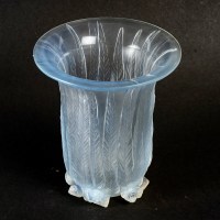 Vase &quot;Eucalyptus&quot; verre opalescent patiné bleu de René LALIQUE