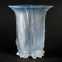 Vase &quot;Eucalyptus&quot; verre opalescent patiné bleu de René LALIQUE