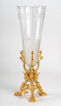 Garniture de cheminée qui contient une coupe et une paire de vase en cristal taillés monture en bronze dorée