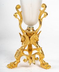 Garniture de cheminée qui contient une coupe et une paire de vase en cristal taillés monture en bronze dorée