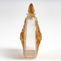 Flacon &quot;Rosaces Figurines&quot; verre blanc patiné sépia de René LALIQUE
