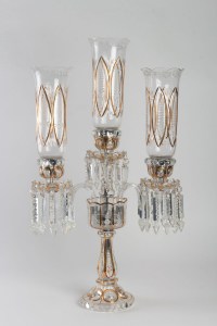 Une paire de candélabres en cristal à trois bras de lumière