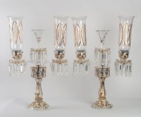 Une paire de candélabres en cristal à trois bras de lumière