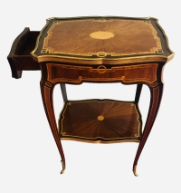 Table volante de forme chantournée à décor marqueté d’un motif rayonnant Style Louis XV