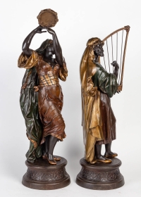 Une paire de sculptures orientalistes en érgule peint