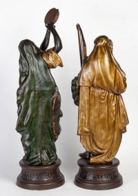Une paire de sculptures orientalistes en érgule peint