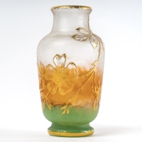 Vase en verre dégradé blanc, orange et vert dégagés à l’acide et doré de DAUM NANCY