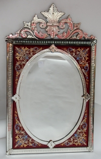 1880/1900′ Miroir Venise Rectangulaire à Fronton Avec Cadre en Verre Orné de Fleurs Emaillées Fond Rouge