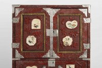 Cabinet japonais en laque rouge sculpté