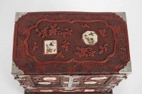 Cabinet japonais en laque rouge sculpté