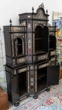Grand meuble italien en bois noirci du XIXème siècle