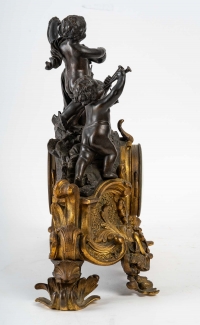 Pendule en bronze doré et patine. XIXème siècle