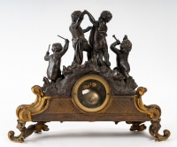 Pendule en bronze doré et patine. XIXème siècle