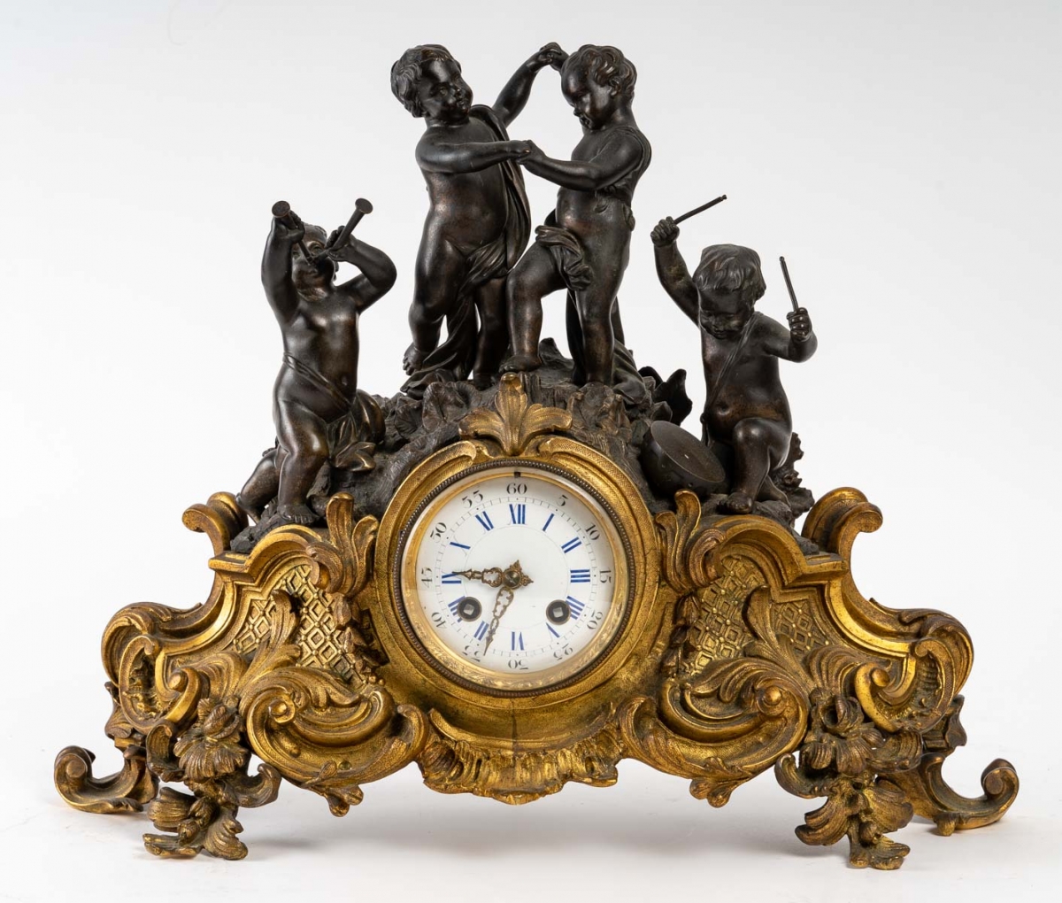 Pendule en bronze doré et patine. XIXème siècle||||||||||