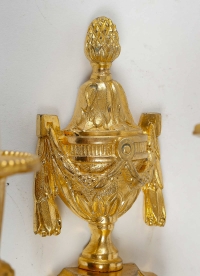 Paire d&#039;appliques à têtes de Bélier à trois bras de lumières en bronze ciselé et doré de style Louis XVI vers 1890