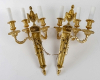 Paire d&#039;appliques à têtes de Bélier à trois bras de lumières en bronze ciselé et doré de style Louis XVI vers 1890