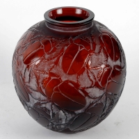 Vase &quot;Gros Scarabées&quot; verre rouge ambré patiné blanc de René LALIQUE