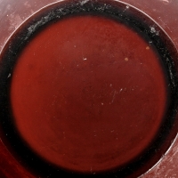 Vase &quot;Gros Scarabées&quot; verre rouge ambré patiné blanc de René LALIQUE