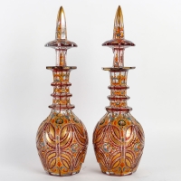 Rare paire de carafes en cristal de bohème, émaillé et gravures travaillées, XIXème siècle