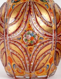 Rare paire de carafes en cristal de bohème, émaillé et gravures travaillées, XIXème siècle