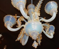 1950&#039; Lustre Murano Bleu Opalescent Avec Inclusions d&#039;Or 5 Bras de Lumière Avec Tulipes en Forme de Timbales