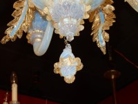 1950&#039; Lustre Murano Bleu Opalescent Avec Inclusions d&#039;Or 5 Bras de Lumière Avec Tulipes en Forme de Timbales