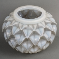 Vase « Languedoc » verre opalescent patiné gris de René LALIQUE