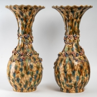 Paire de vases en barbotine à décor d&#039;époque, XIXème siècle