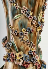 Paire de vases en barbotine à décor d&#039;époque, XIXème siècle