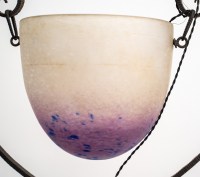 Lampadaire Art Nouveau en fer forgé surmonté d’une vasque en pâte de verre bleutée signée Schneider.