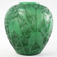 Vase &quot;Perruches en verre vert jade multicouche patiné gris de René LALIQUE