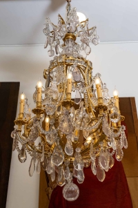 Lustre de style Louis XVI en bronze doré et cristal de Baccarat à 20 lumières