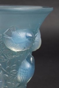 Vase « Saint-François » verre opalescent patiné bleu de René LALIQUE