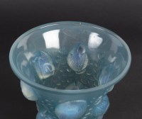 Vase « Saint-François » verre opalescent patiné bleu de René LALIQUE