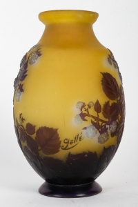 Émile Gallé (1846-1904) Vase « Framboisier » en verre soufflé-moulé