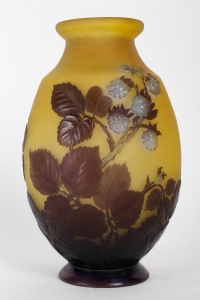 Émile Gallé (1846-1904) Vase « Framboisier » en verre soufflé-moulé