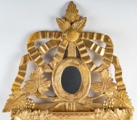 Petit miroir en bois doré à parecloses et fronton ajouré d’époque Louis XVI vers 1780