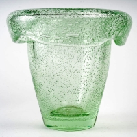Vase à col retourné verre vert bullé de DAUM NANCY