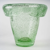 Vase à col retourné verre vert bullé de DAUM NANCY