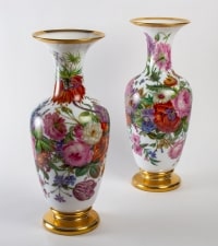 Paire de vases en opaline blanche