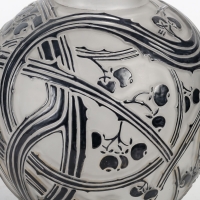 Vase « Baies » verre blanc émaillé noir d’origine à chaud de René LALIQUE
