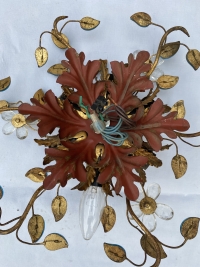 1970′ Paire de Plafonniers ou Appliques à Décor de Fleurs et Feuilles en Métal Doré Style Maison Baguès ou Banci Feuilles en Verre de Couleur Bleue