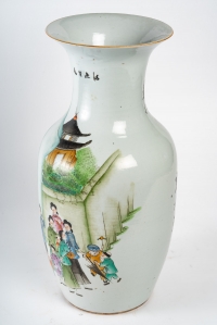 Vase en porcelaine de chine , période république (1912-1949)