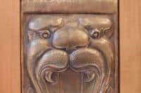 Bas relief en cuivre représentant un tigre rugissant, France, 1920