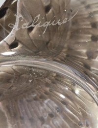 Carafe &quot;Reine Marguerite&quot; verre blanc émaillé marron patiné sépia de René LALIQUE